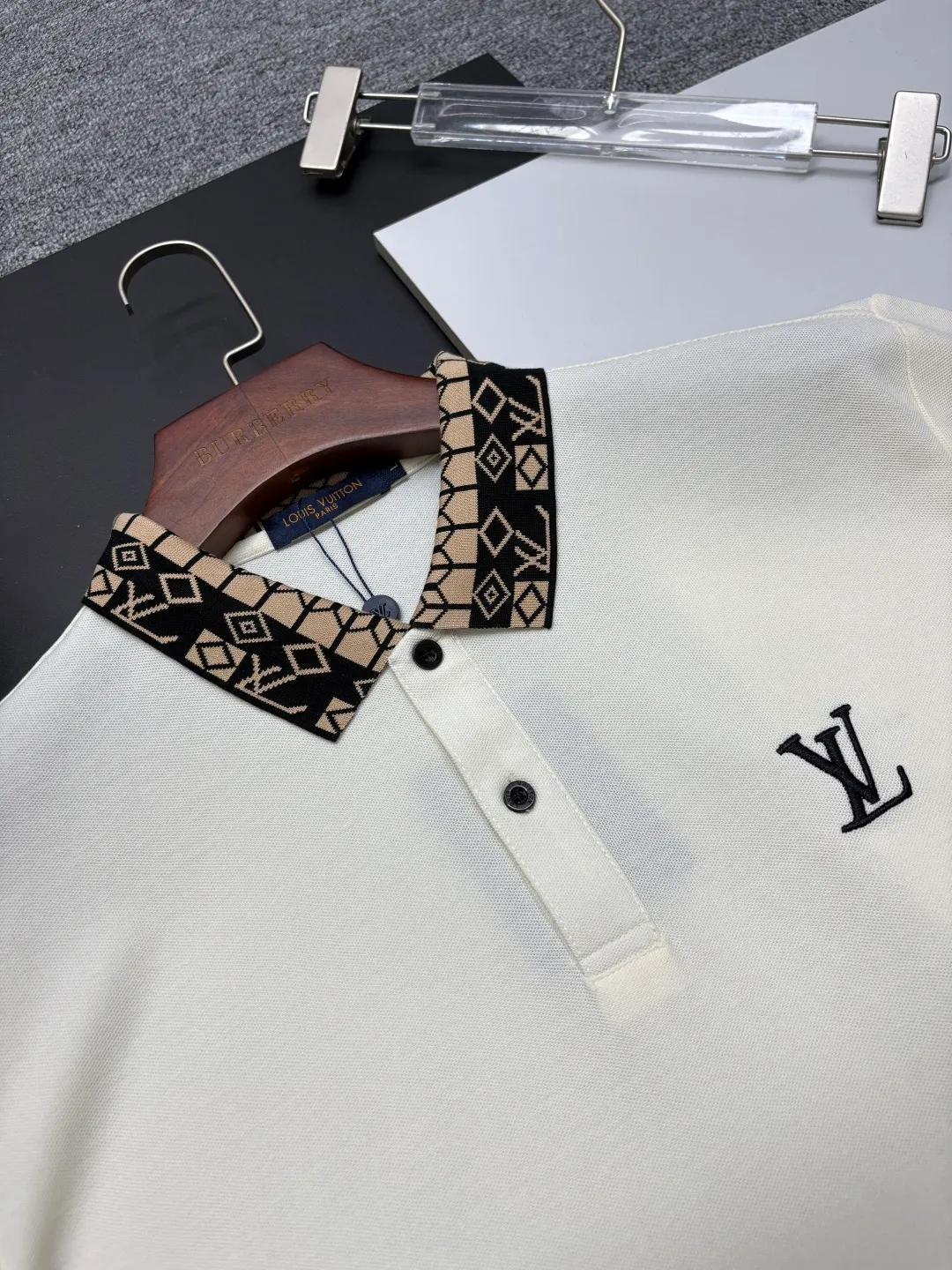 🅿️210 LV Louis Vuitton's new embroidered Polo shirt. Original fabric. Official same style. Made of 210 grams of pure cotton pique fabric, customized in the same vat dyeing fabric. It feels very comfortable and smooth. The version is quite wide and stylish. Produced by a first-line brand factory. Imported Behringer embroidery machine. The embroidery is full and textured. The collar rib is woven with imported yarn. It will not deform after long-term wear. The latest style for spring and summer. Fashionable and individual. A super versatile and good-looking piece that is very suitable for both men and women. A must-have item for everyone. Color: black, white, apricot, sapphire blue. Size: M-XXXL